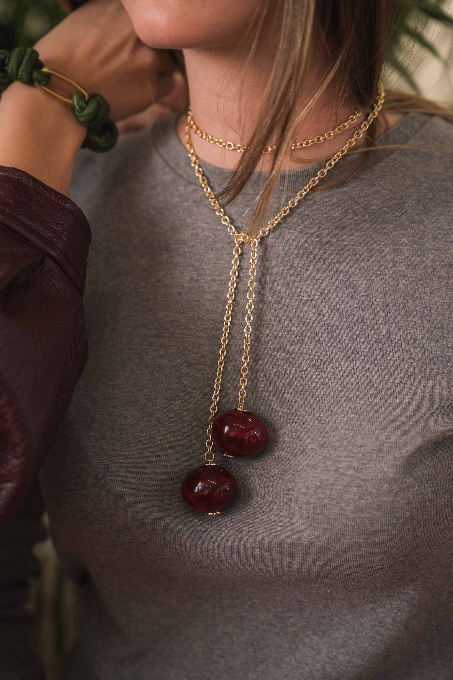 COLLAR AMAZONAS BURDEOS